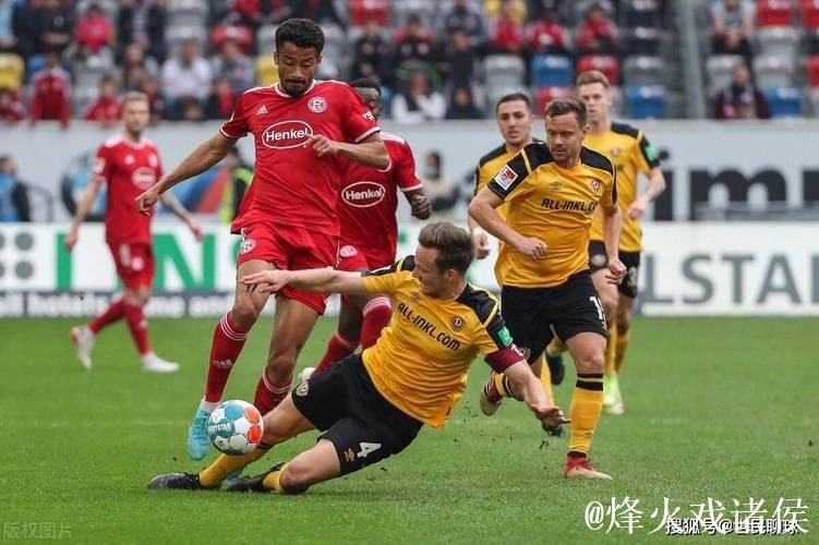 图片报:药厂和科隆比赛,部分科隆球迷被要求脱 图片报:药厂和科隆比赛,部分科隆球迷被要求脱