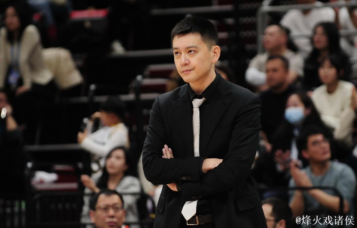 辽宁男篮打出精彩一战，球迷回来了，但有三个问题要问杨鸣主教练